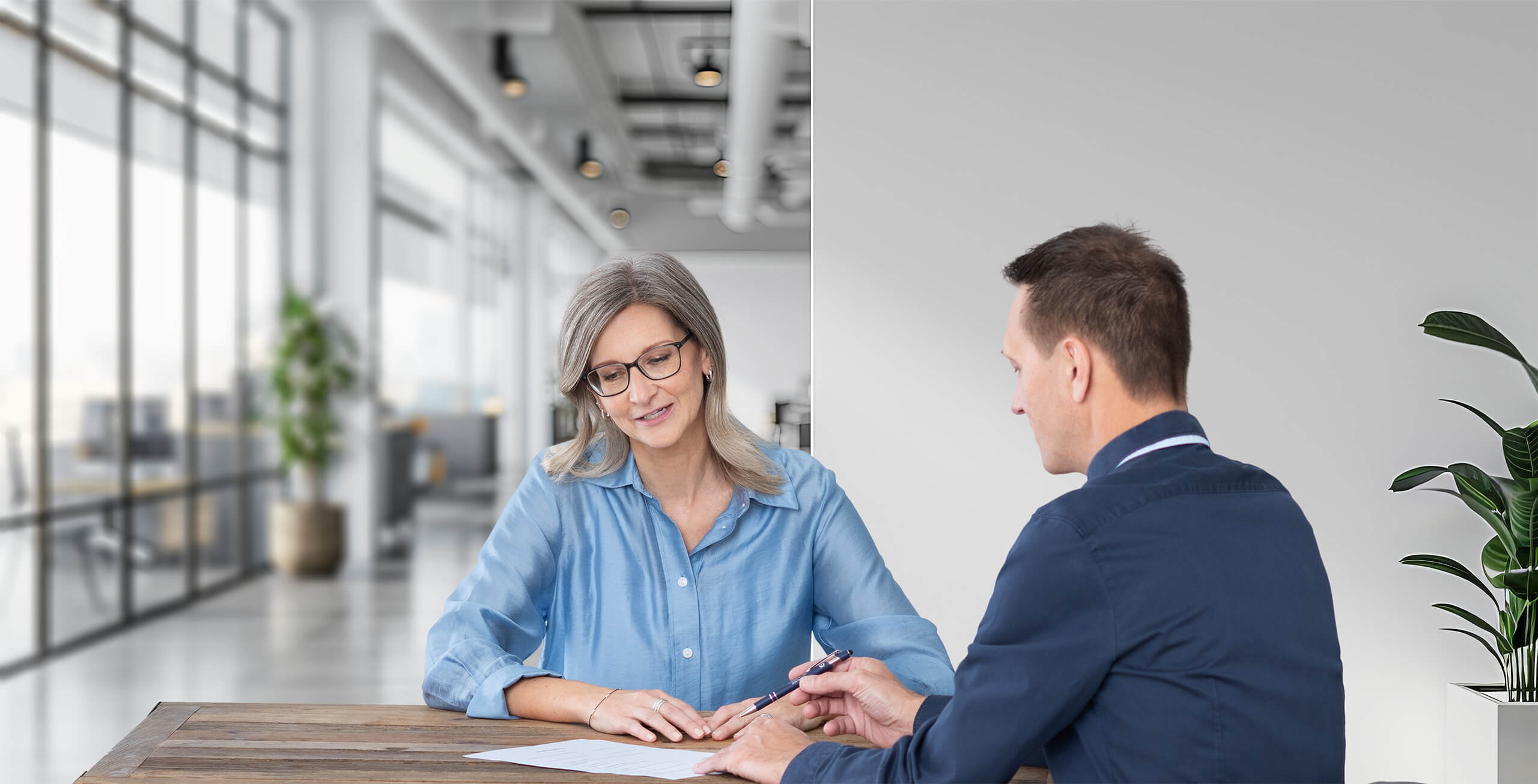 HR-Expertin Monika Lemmer bespricht administrative HR-Unterlagen